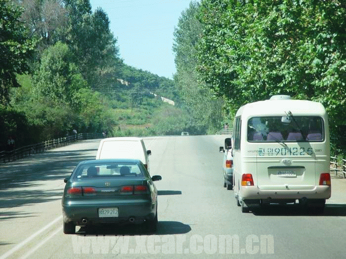  在北韩的大马路上 