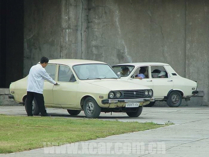  在北韩的大马路上 